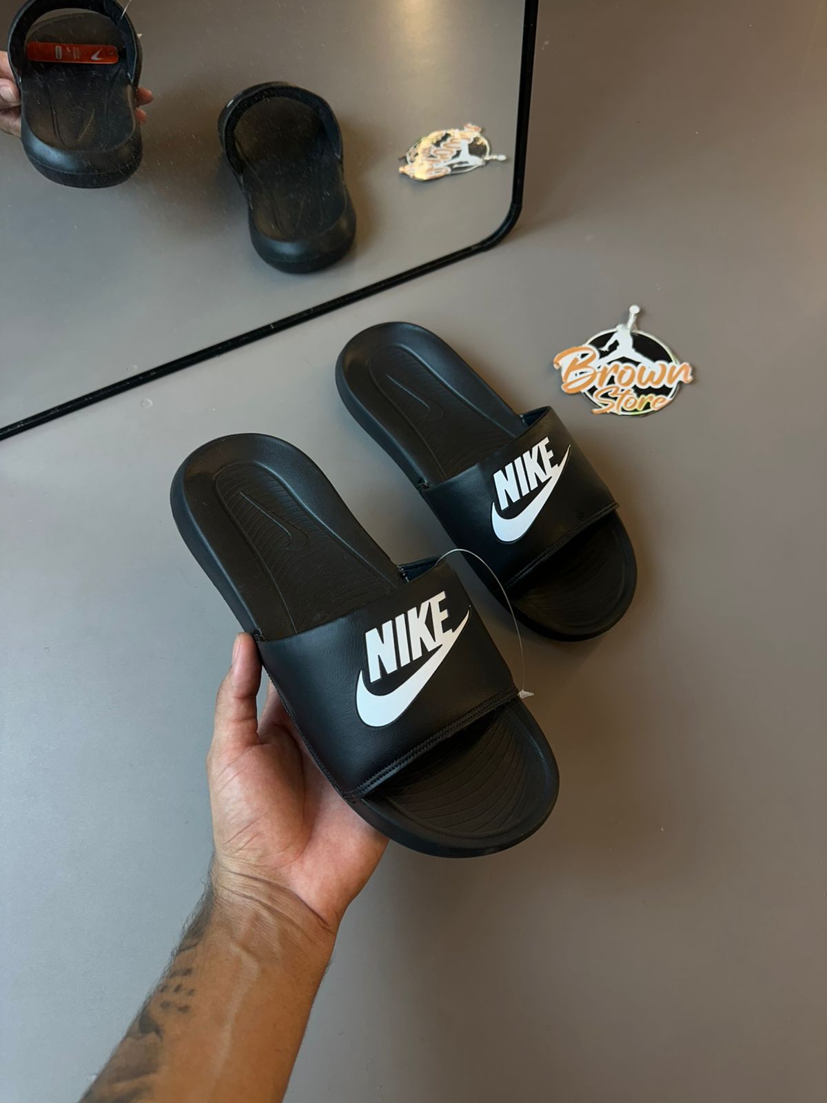 CHINELO NIKE VICTORIO ONE - PRETO