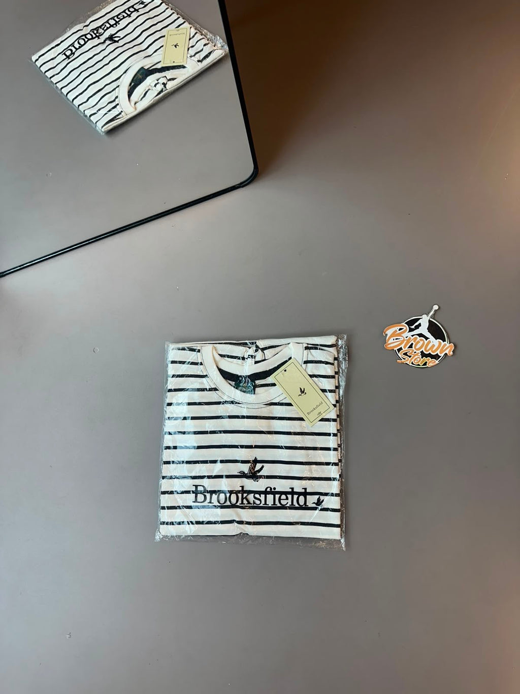 CAMISETA BROOKSFIELD BRANCO LISTRA PRETA