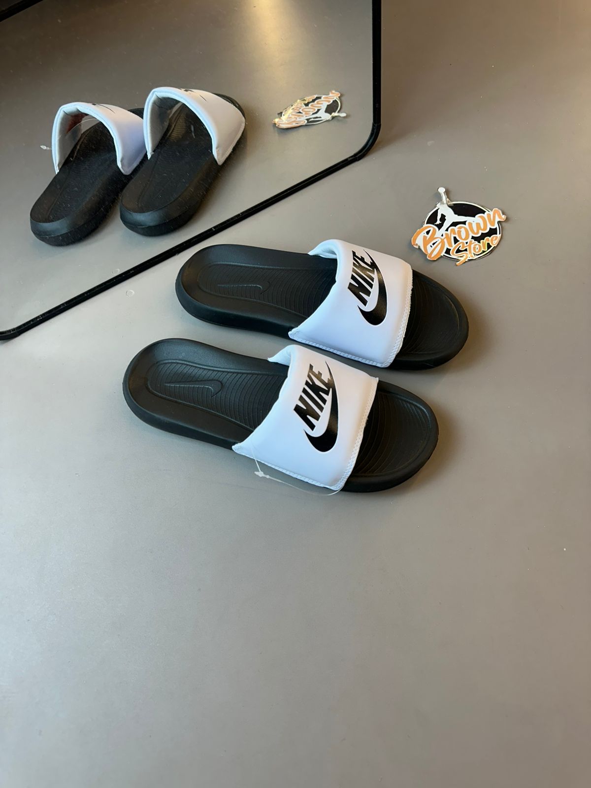 CHINELO NIKE VICTORI ONE - BRANCO