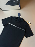 CAMISETA TOMMY HILFIGER FAIXA FRONTAL - PRETA