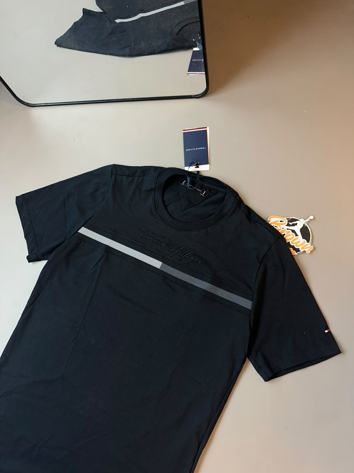 CAMISETA TOMMY HILFIGER FAIXA FRONTAL - PRETA