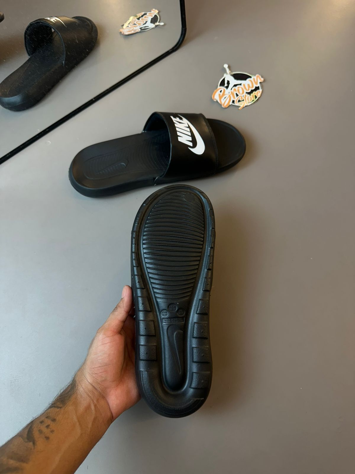 CHINELO NIKE VICTORIO ONE - PRETO