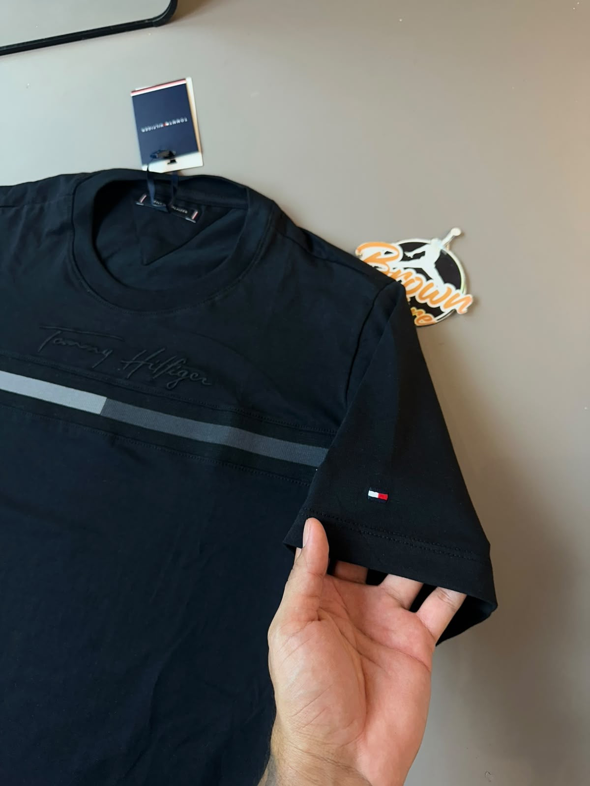CAMISETA TOMMY HILFIGER FAIXA FRONTAL - PRETA