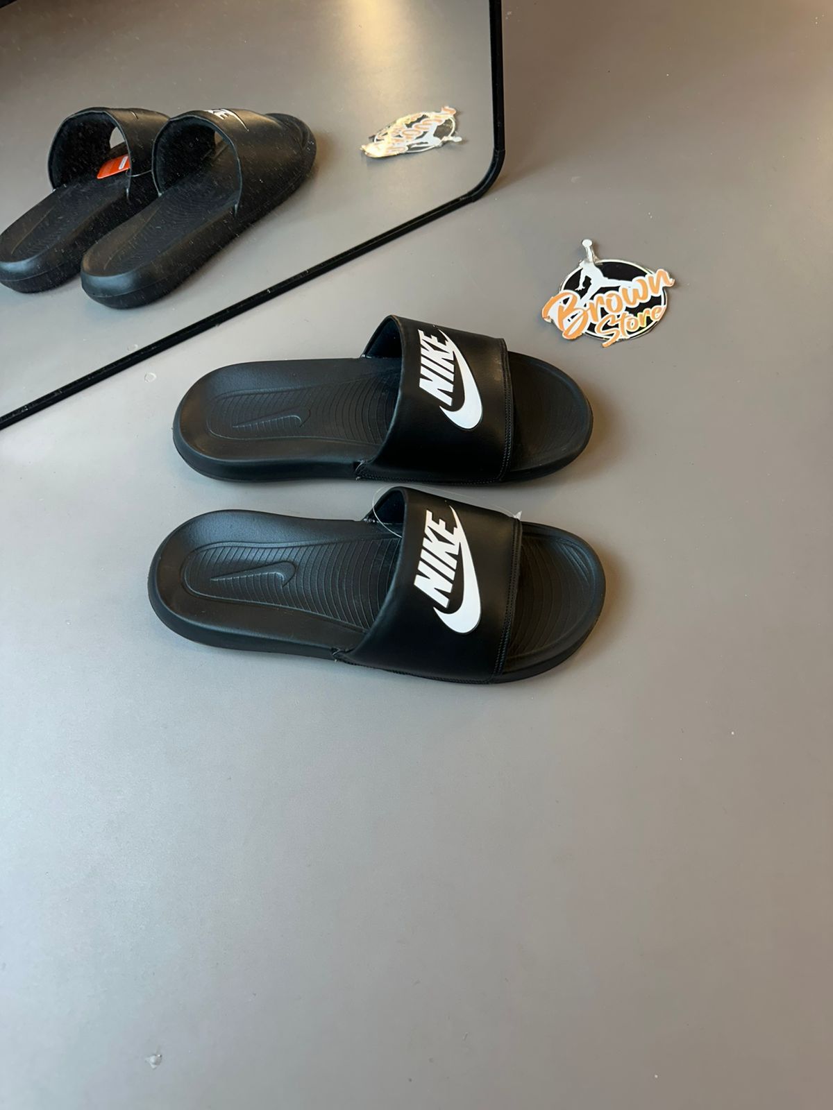 CHINELO NIKE VICTORIO ONE - PRETO