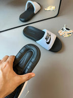 CHINELO NIKE VICTORI ONE - BRANCO
