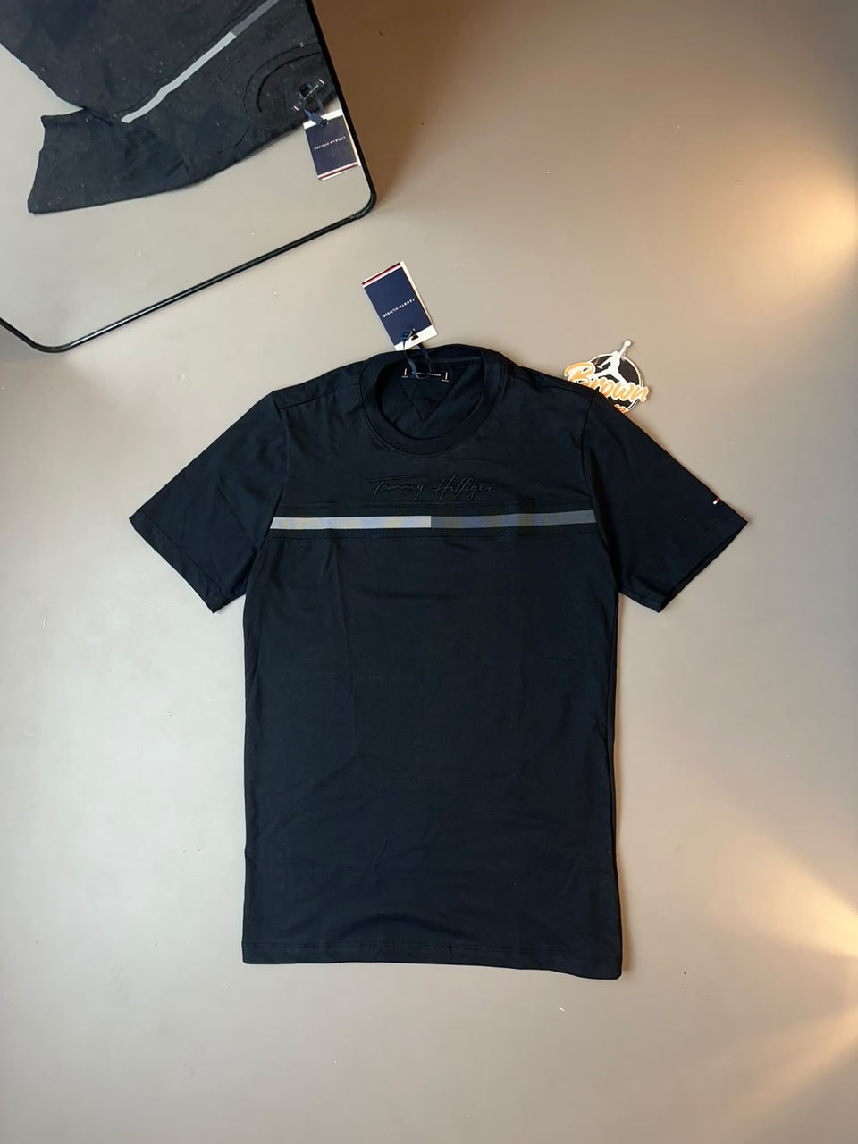 CAMISETA TOMMY HILFIGER FAIXA FRONTAL - PRETA