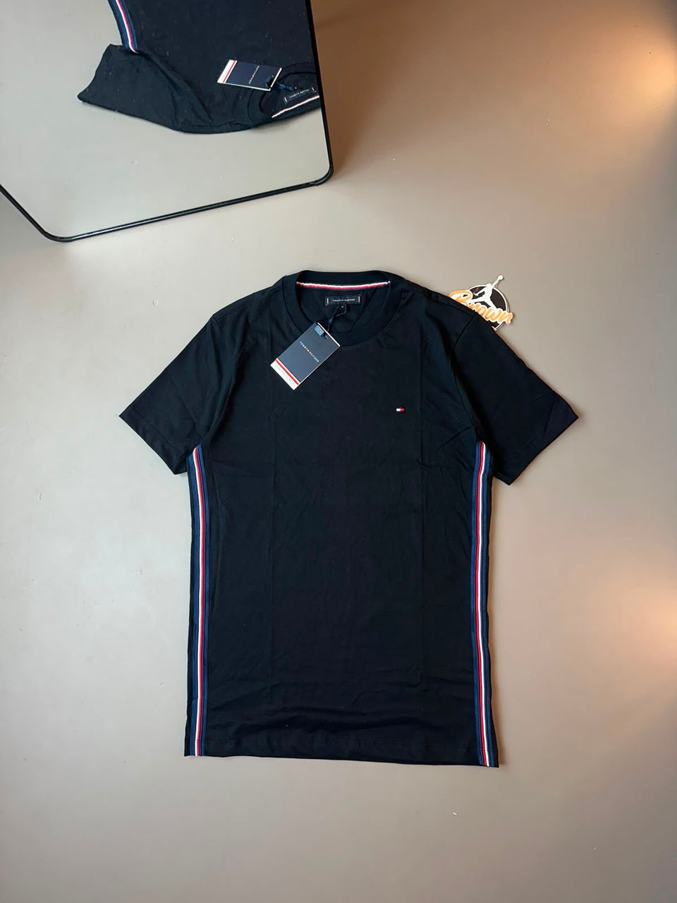 CAMISETA TOMMY FAIXA LATERAL PRETA