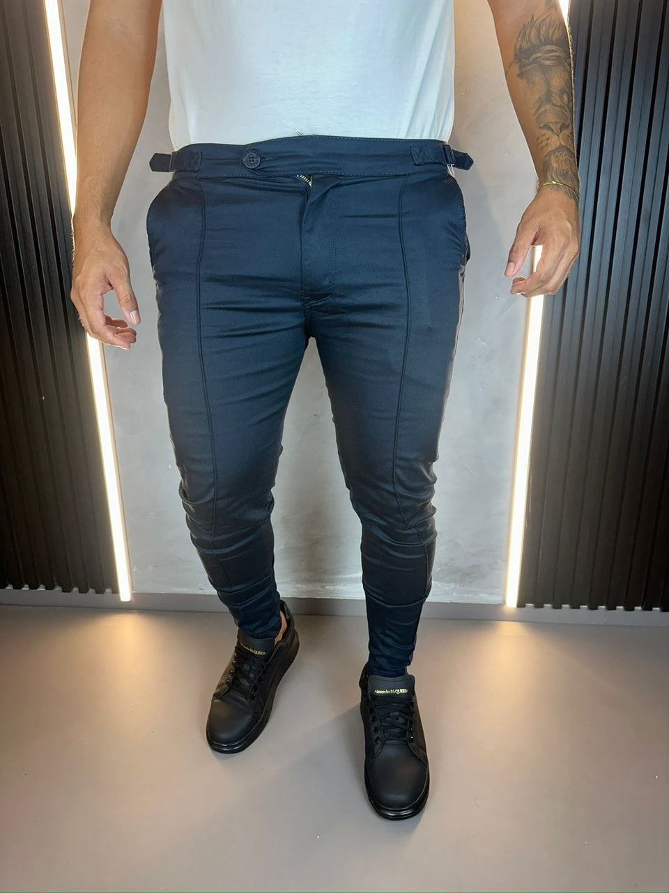 CALÇA ALFAIATARIA COM REGULAGEM NA CINTURA