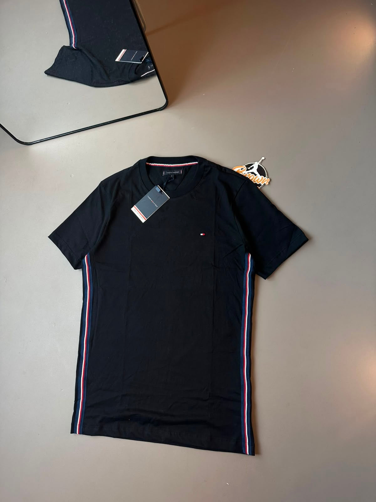 CAMISETA TOMMY FAIXA LATERAL PRETA
