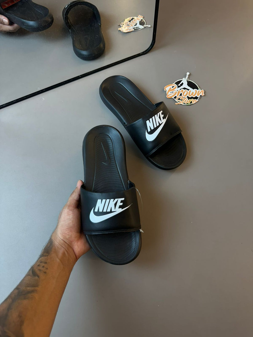CHINELO NIKE VICTORIO ONE - PRETO