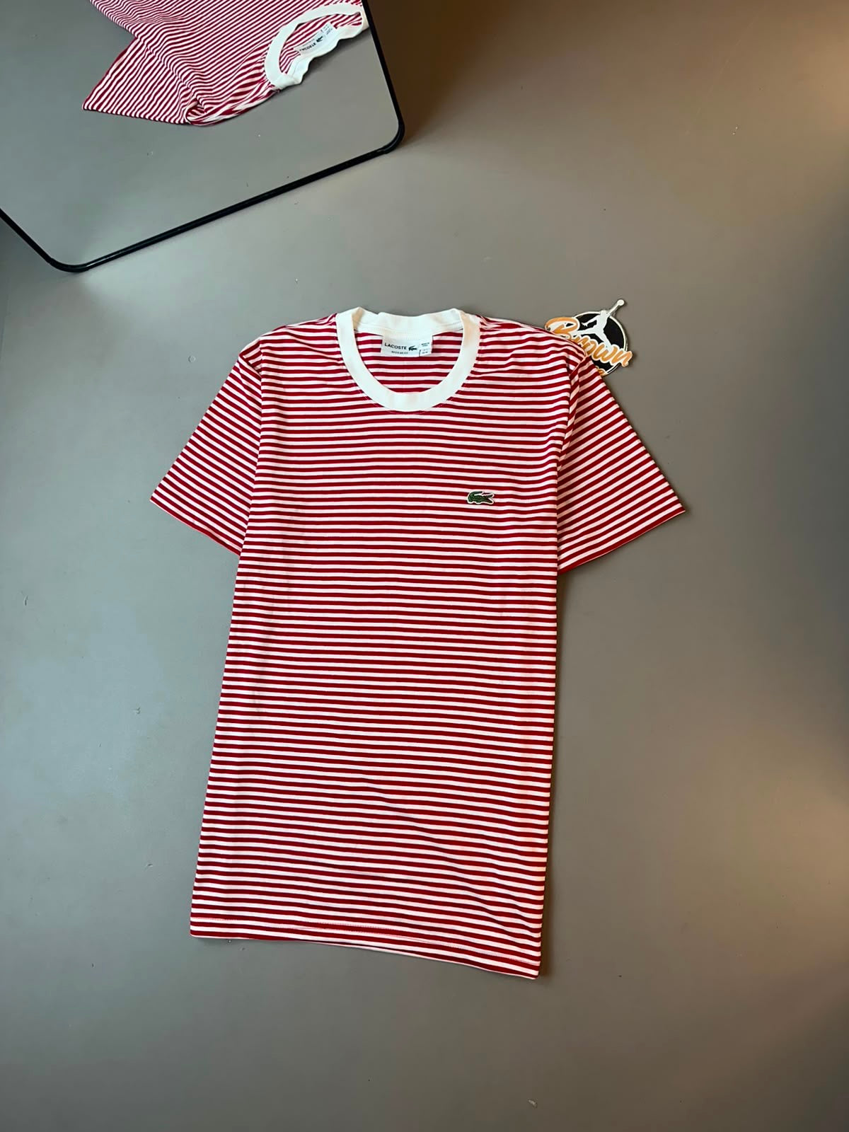 CAMISETA LACOSTE LISTRADA VERMELHA