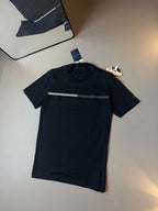 CAMISETA TOMMY HILFIGER FAIXA FRONTAL - PRETA