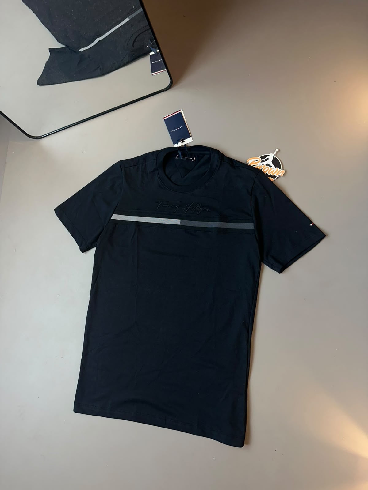 CAMISETA TOMMY HILFIGER FAIXA FRONTAL - PRETA