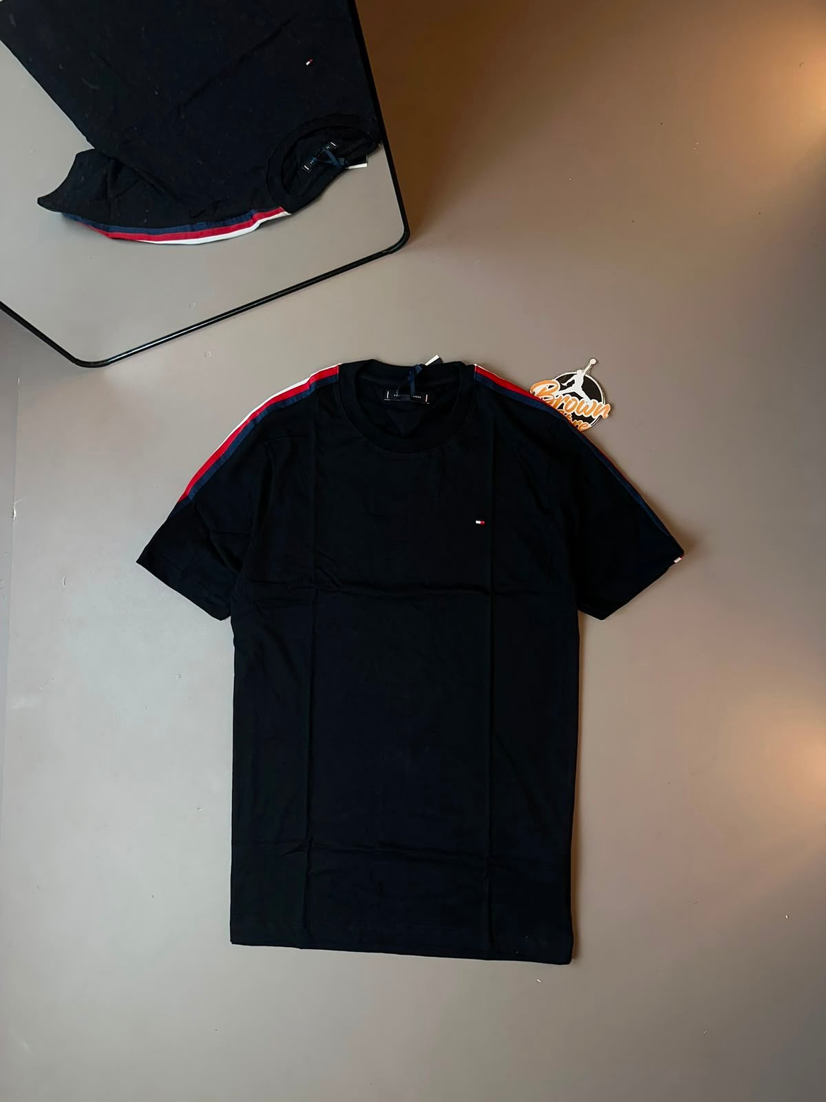 CAMISETA TOMMY FAIXA OMBRO - PRETA