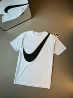 CAMISETA NIKE SPORTSWEAR SWOOSH