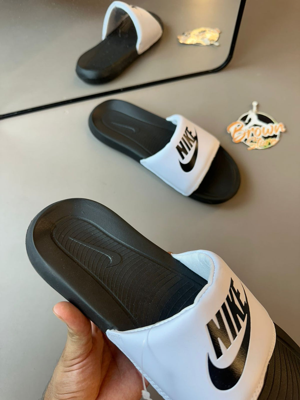 CHINELO NIKE VICTORI ONE - BRANCO