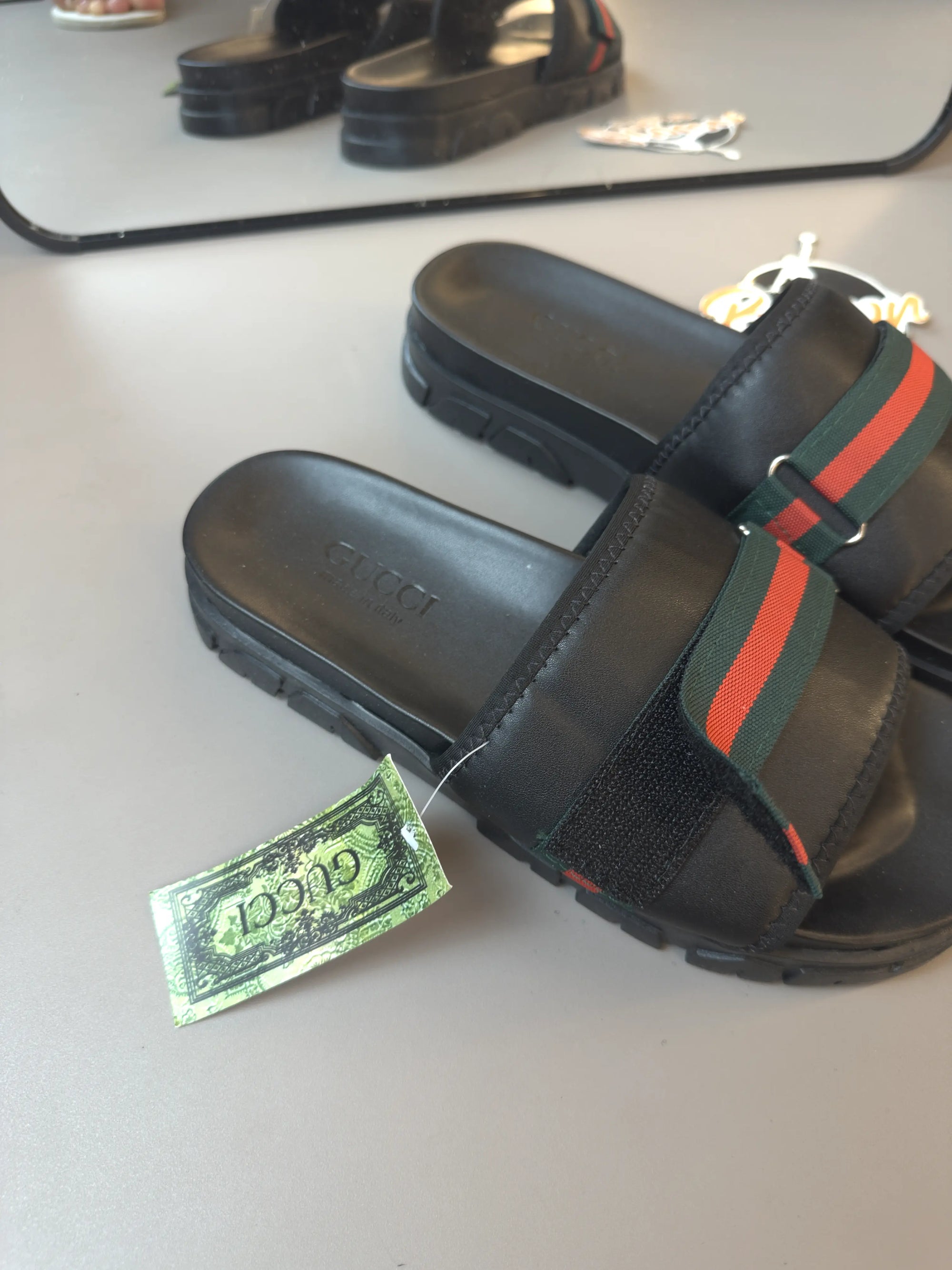 CHINELO GUCCI WEB PRETO