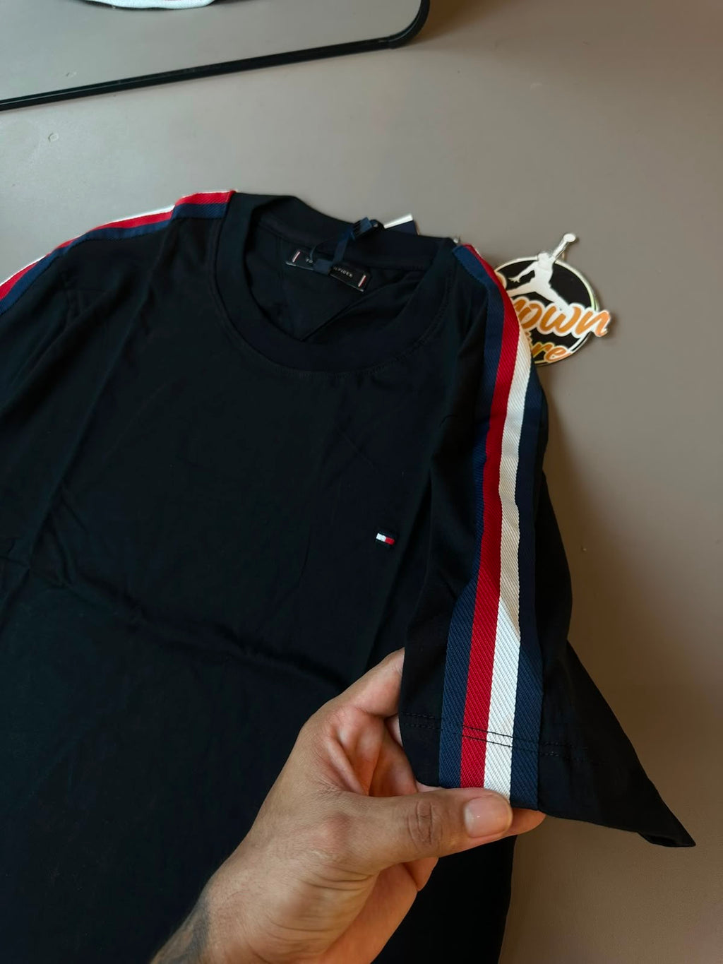 CAMISETA TOMMY FAIXA OMBRO - PRETA