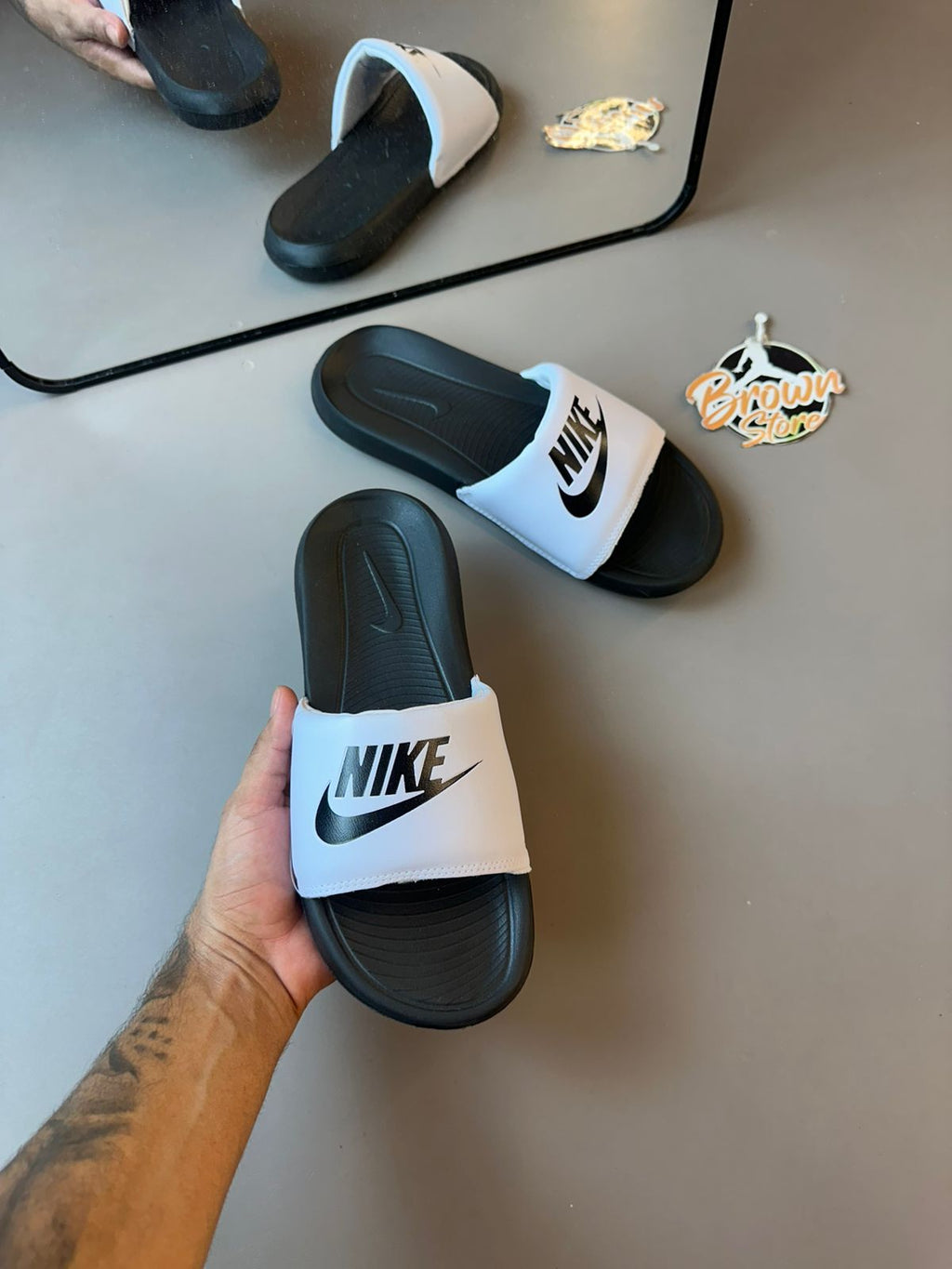 CHINELO NIKE VICTORI ONE - BRANCO