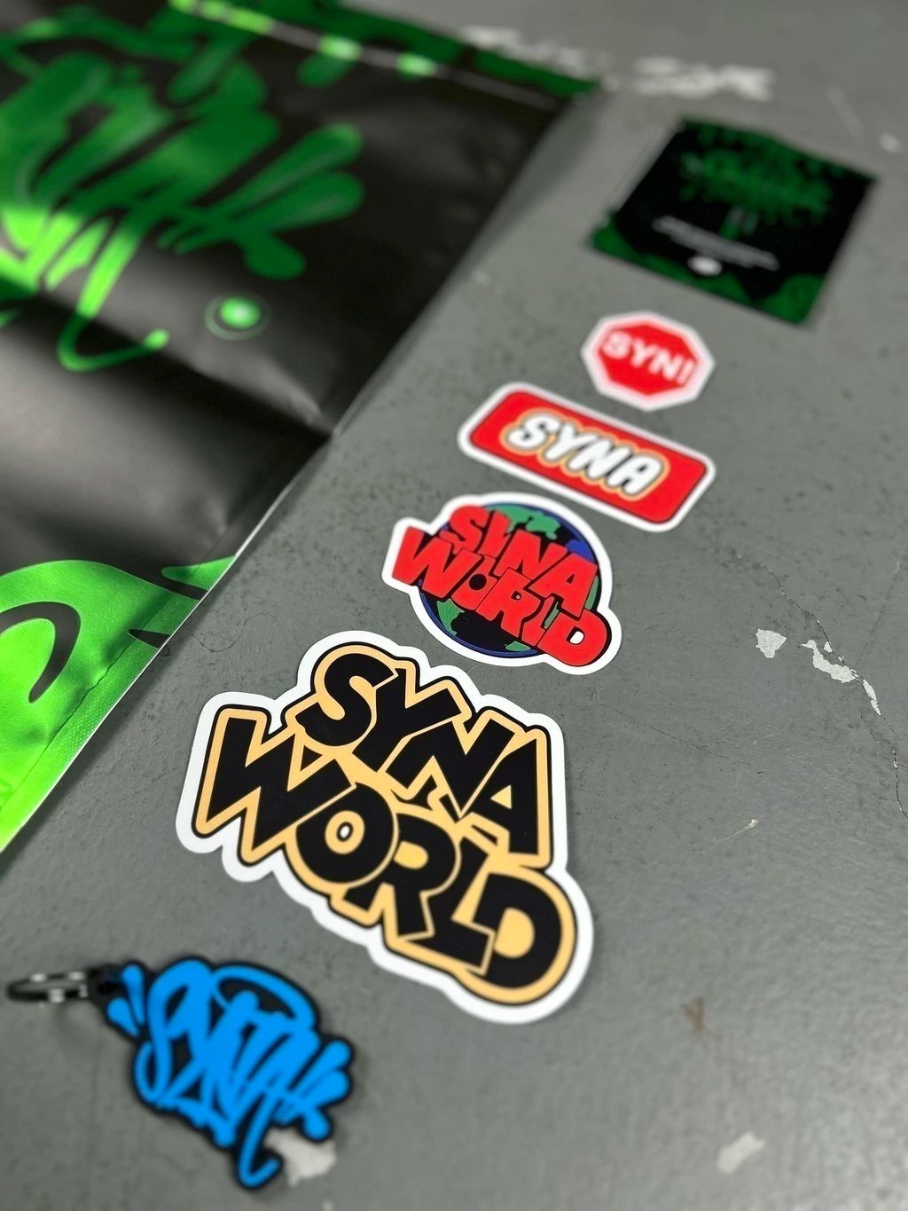 CONJUNTO SYNA WORLD IMPORTADO LOGO