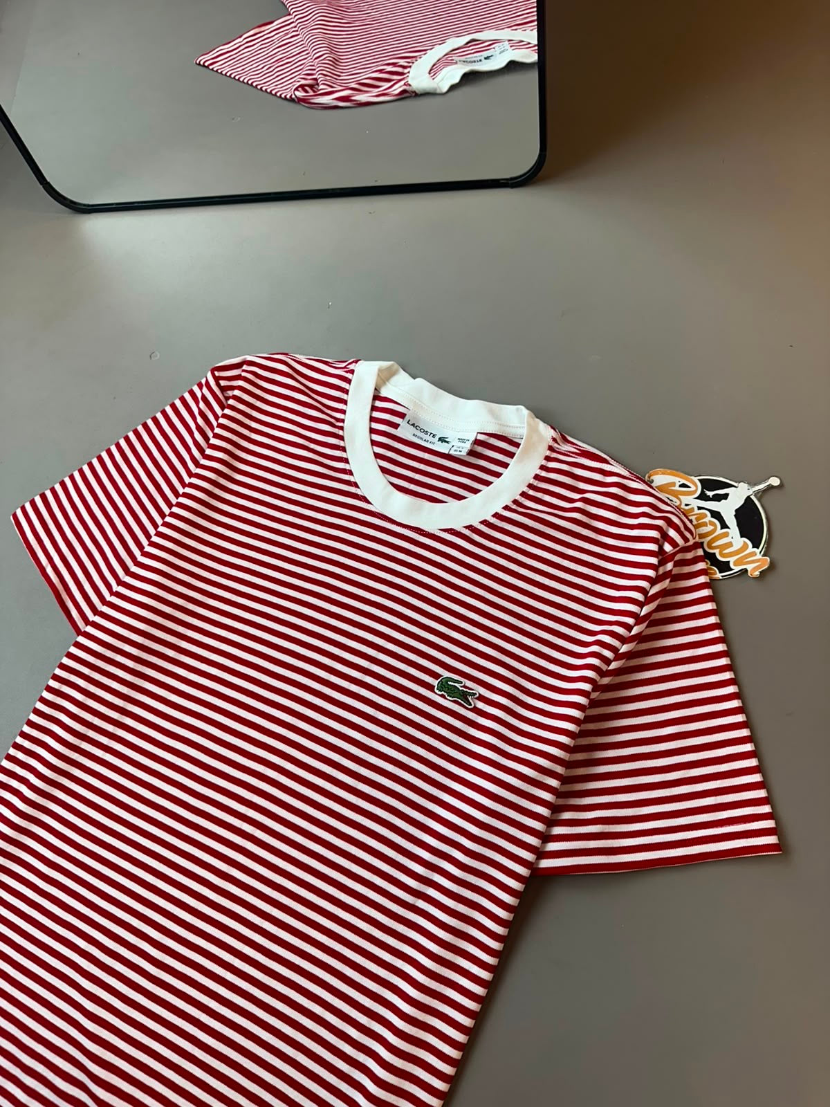 CAMISETA LACOSTE LISTRADA VERMELHA