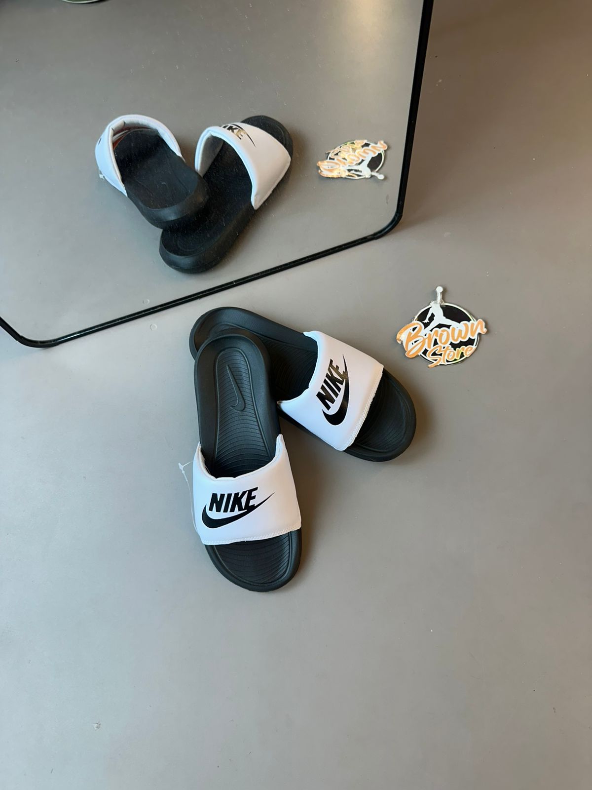 CHINELO NIKE VICTORI ONE - BRANCO