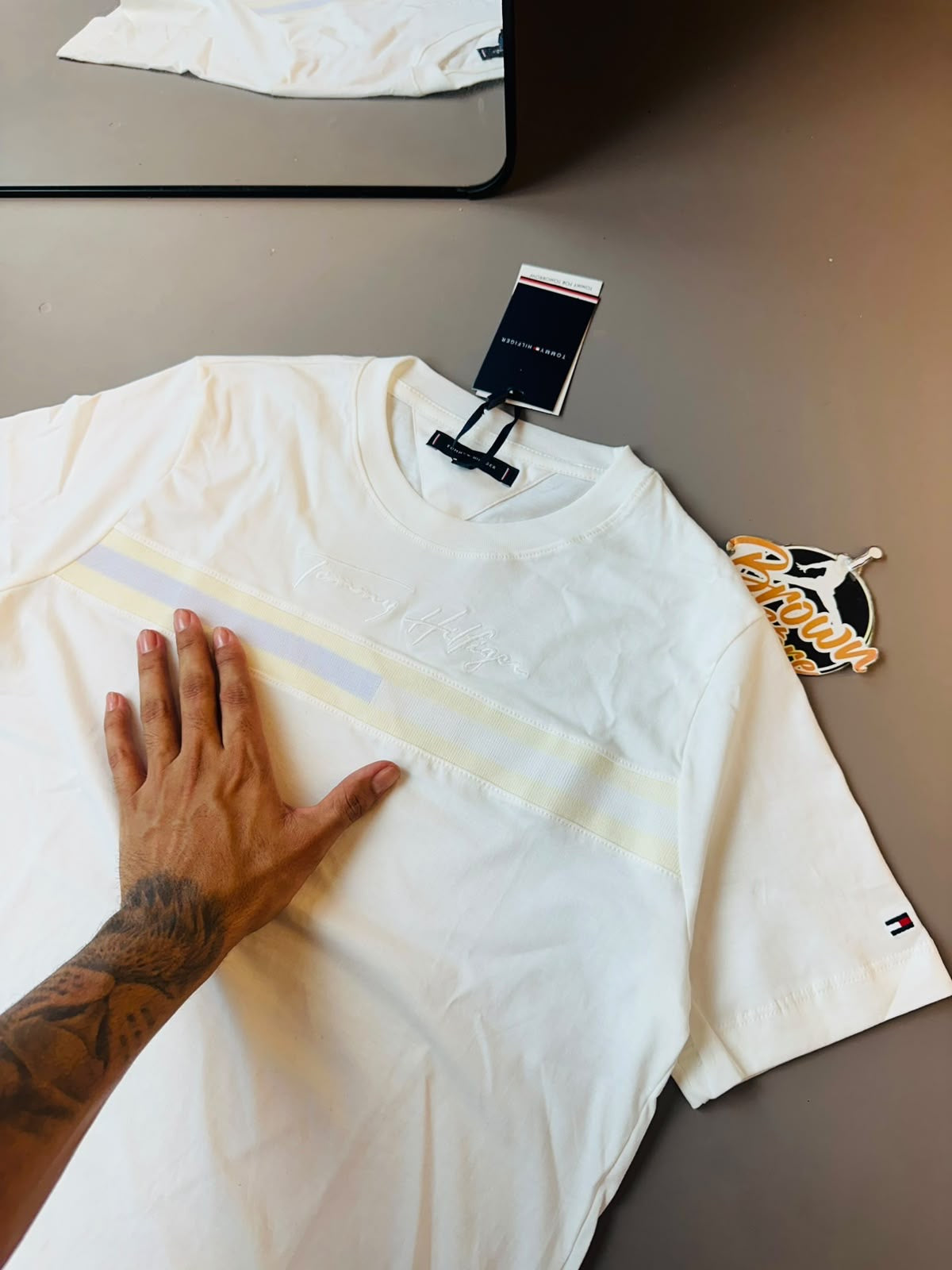 CAMISETA TOMMY HILFIGER FAIXA FRONTAL - BRANCA