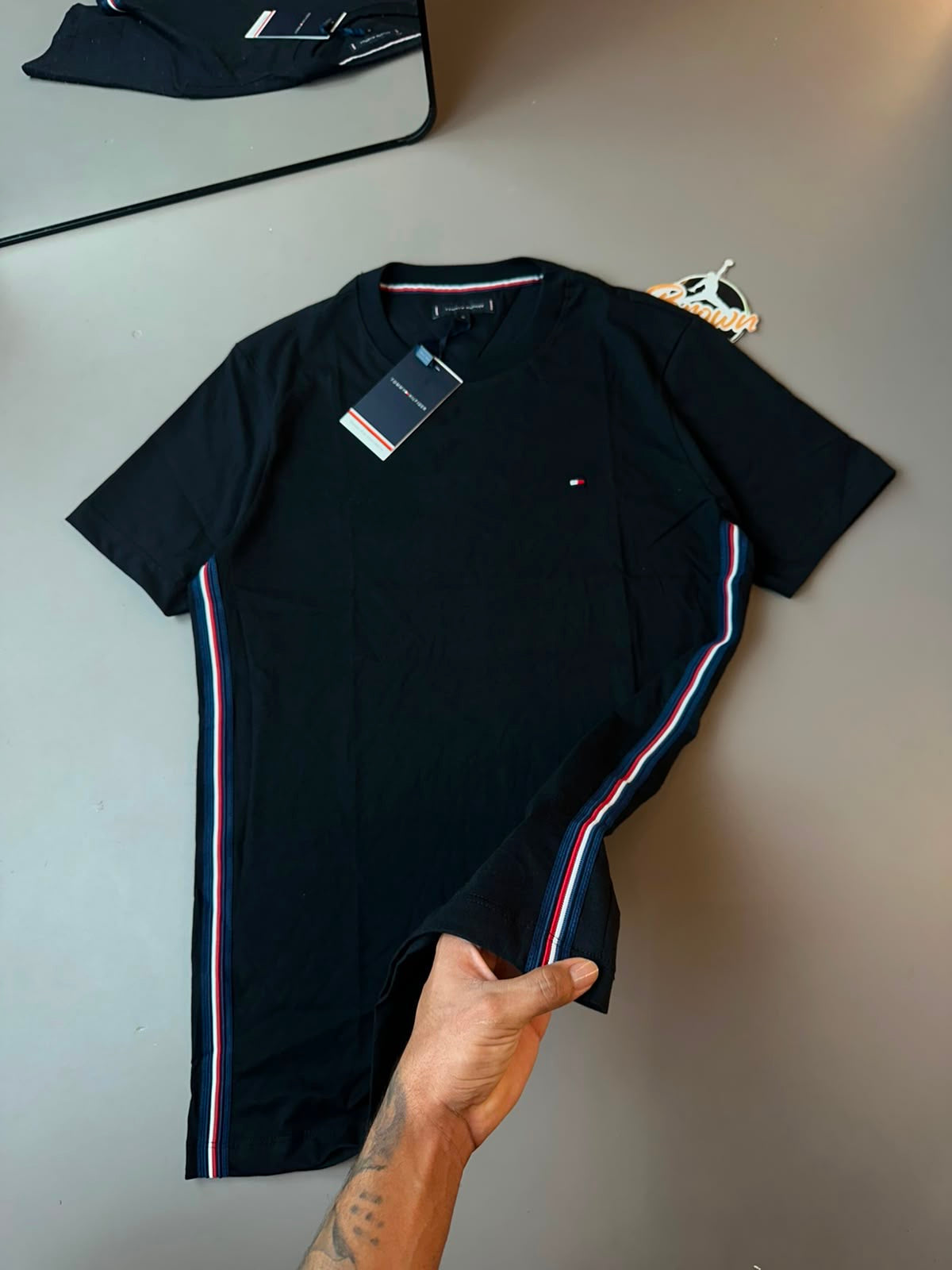 CAMISETA TOMMY FAIXA LATERAL PRETA