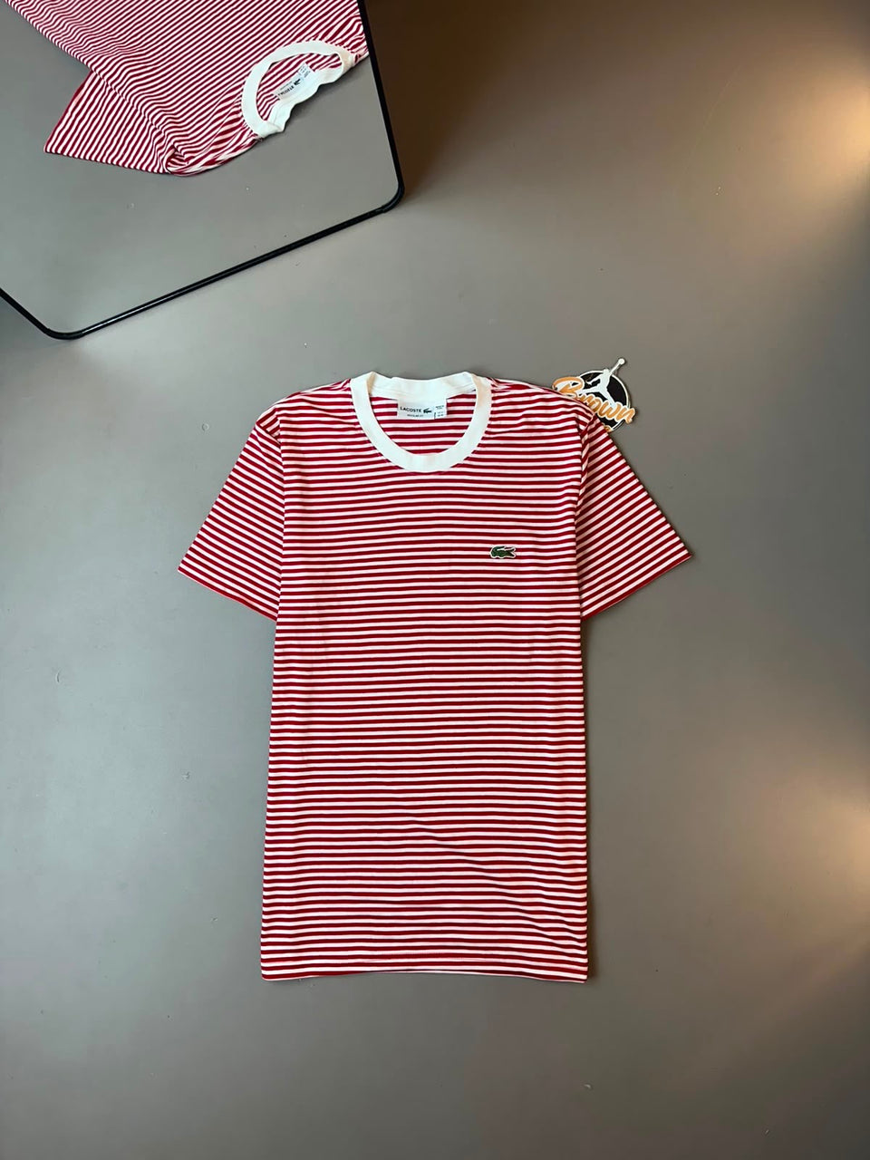 CAMISETA LACOSTE LISTRADA VERMELHA